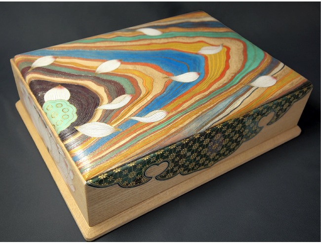 鷲尾 美陽子「截金彩色飾筥 虹の漣（にじのさざなみ）」
 H7.0 × W25.5 × D19.2cm
 金箔・プラチナ箔・岩絵具・桐