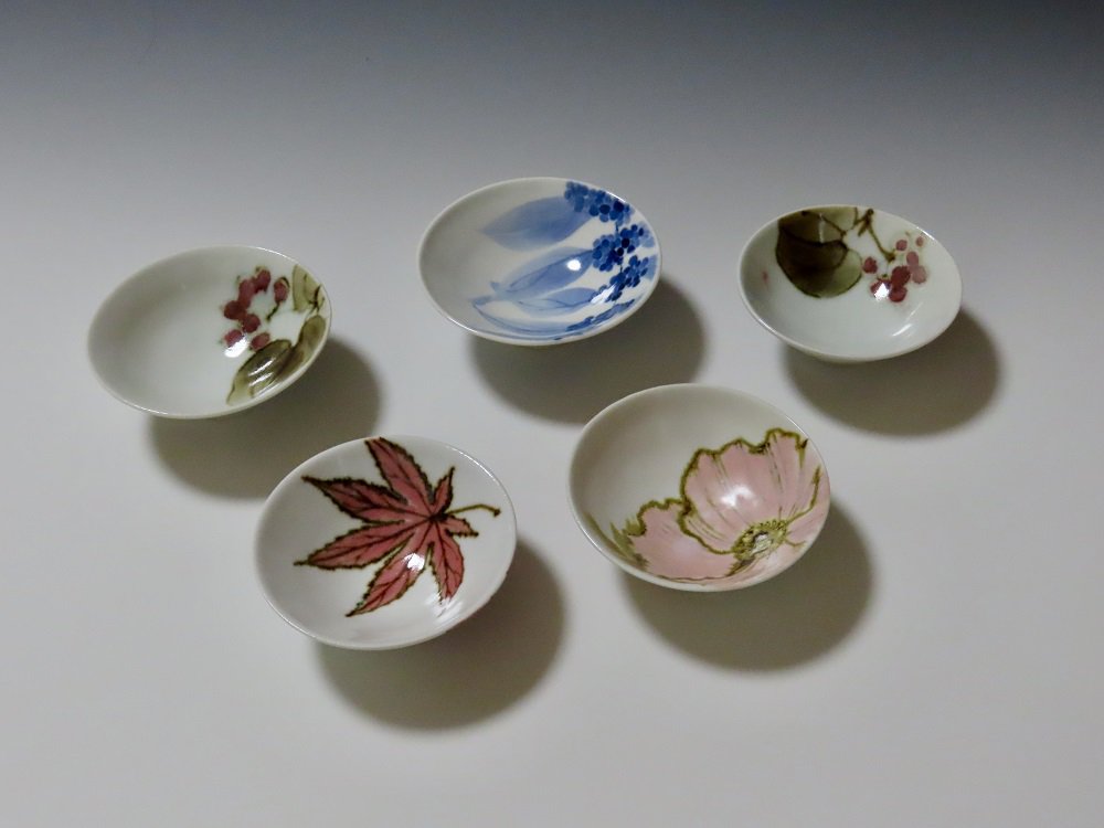 「酒盃各種」
＜絵柄＞上段左より、山帰来、茄子、山帰来、紅葉、小紫
サイズ　：約径9.5×高さ4cm前後（個々で異なります）