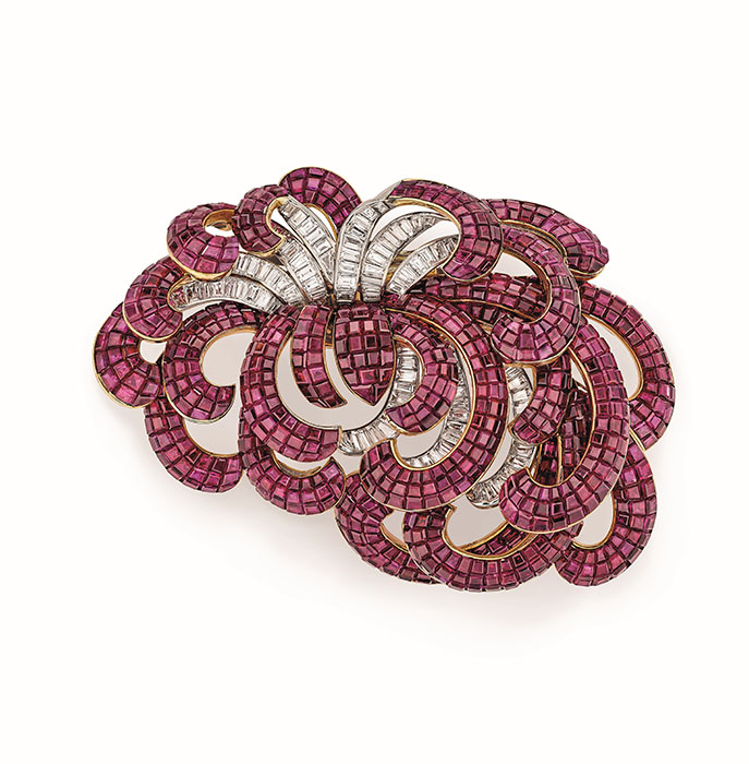 クリサンセマム クリップ　1937年　プラチナ、イエローゴールド、ミステリーセット ルビー、ダイヤモンド
ヴァン クリーフ＆アーペル コレクション　©Van Cleef & Arpels