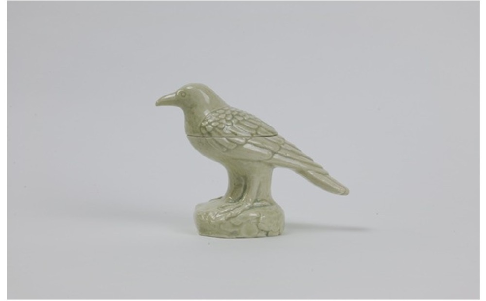 柴田 鑑三「烏匣」
 H10.5 × W6 × 13cm
磁器
