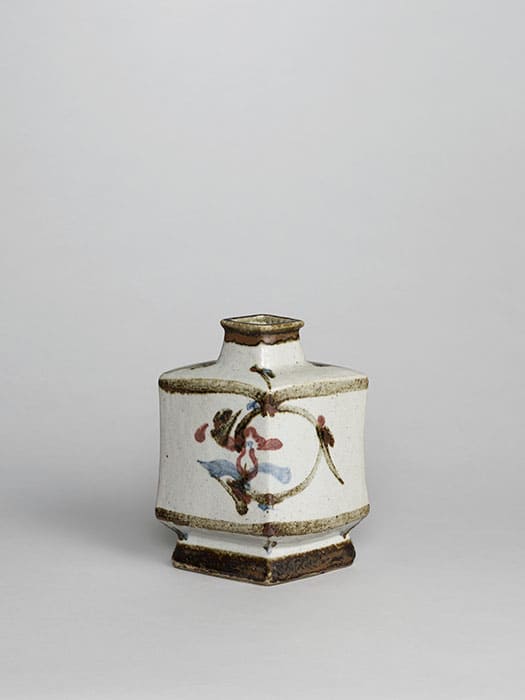 河井寬次郎《白地草花絵扁壺》1939年　京都国立近代美術館蔵