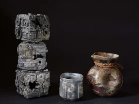 写真左から 上「ミライノカセキ No.523」 中「ミライノカセキ No.522」 下「ミライノカセキ No.524」 （各幅8.5×奥行8.5×高さ8.5cm） 酒呑（直径6.3×高さ6.6cm） 雀口注器（直径10.2×高さ12cm）