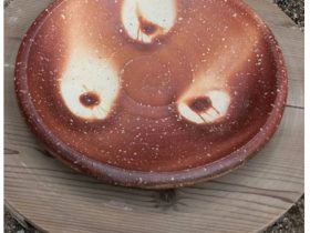 「信楽火走り皿」（幅43×奥行43×高さ6cm）