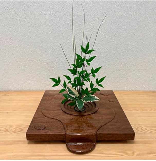 保科丈晴「DR 木製水盤」
（剣山付き※花はイメージ）
（幅30×奥行33×高さ4cm）