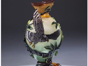 「新世紀ロマン 花器 金彩『照葉の森 クマタカ』～巣立ち～」