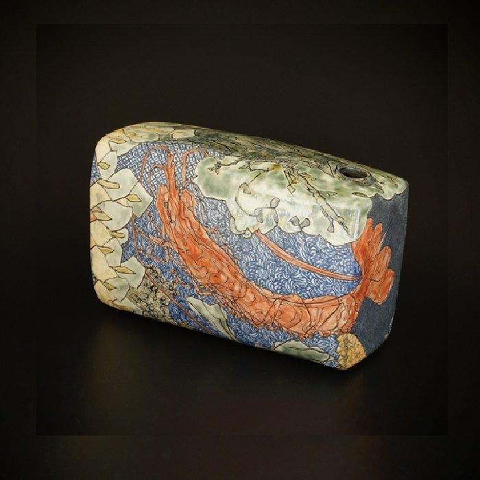 「線彫色絵マクラ花器」　幅25×奥行10×高さ15㎝