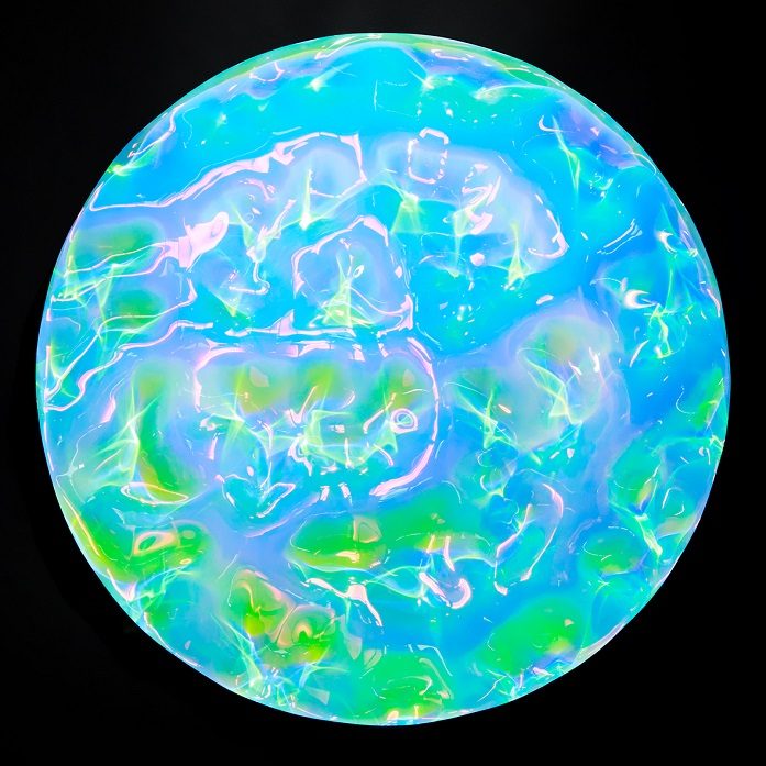 「Plasma prism」 H60×W60×D5cm アクリル、特殊フィルム、木材 2025年