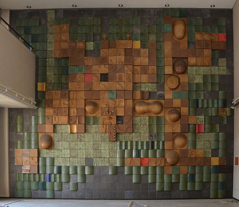 「伝統から創造へ」1977年　旧高浜市庁舎の陶製壁画です