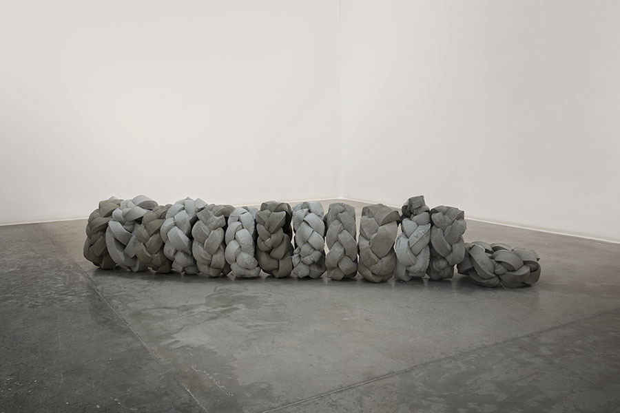 アフラ・アル・ダヘリ《Split Ends》 2020　Photo by Anna Shtraus
Courtesy the Artist and Green Art Gallery, Dubai