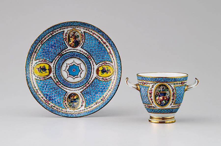 《青地色絵金彩花果文カップ＆ソーサー》　1792年　町田市立博物館蔵（河原勝洋コレクション）