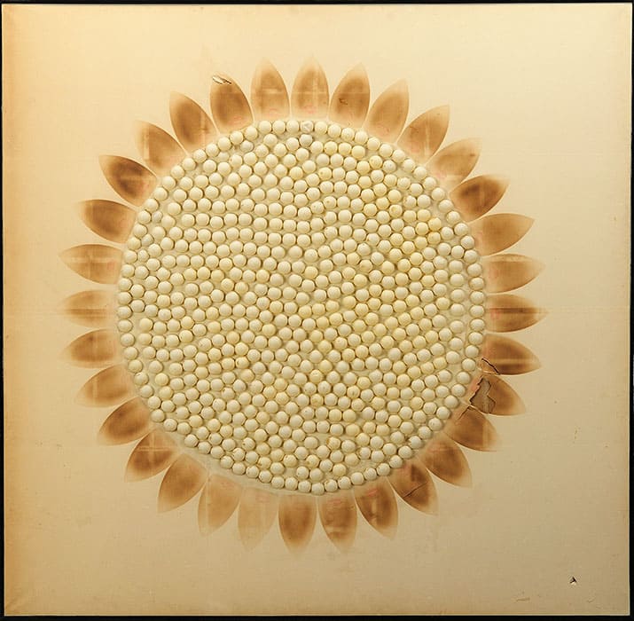 田部光子 《作品》 1962年　ピンポン玉・紙（襖） 170.0×174.6cm　福岡市美術館蔵