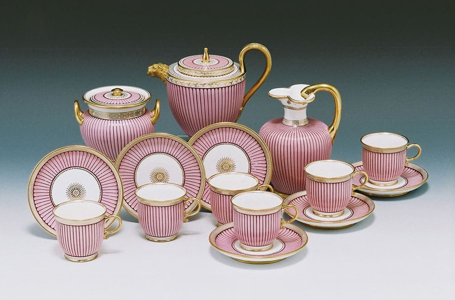 《淡紅地金彩コーヒーサーヴィス》　1838年
