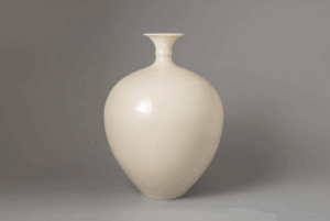 パン・ヨンフィ《白釉刻花瓶》