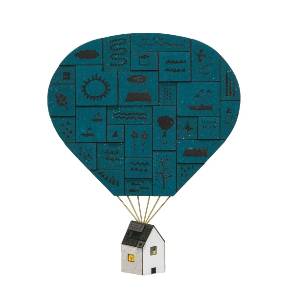 「とぶ家（青）」　2025
20×16cm
アクリル、砂