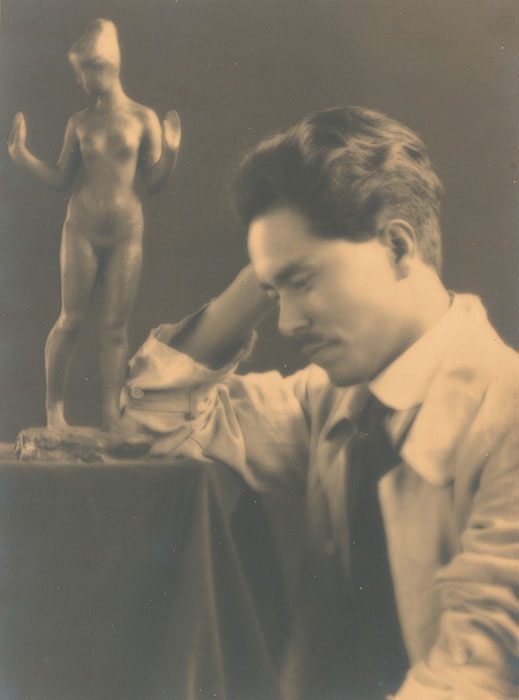 シアトル・マクブライド・スタジオ 《ブロンズに寄る保田龍門》 1920(大正9)年　ゼラチン・シルバー・プリント　和歌山県立近代美術館蔵