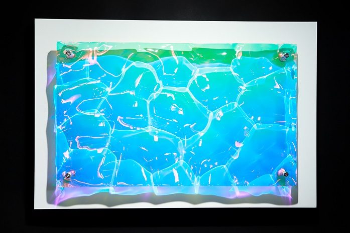 「Levitation prism」

H40×W60×D8cm

アクリル、特殊フィルム、MDF板、金具

2025年