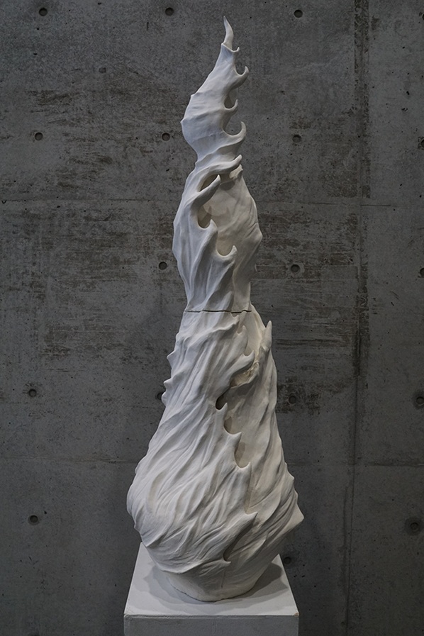 竹田歩里「内包する形」幅45×奥行45×高さ160cm

