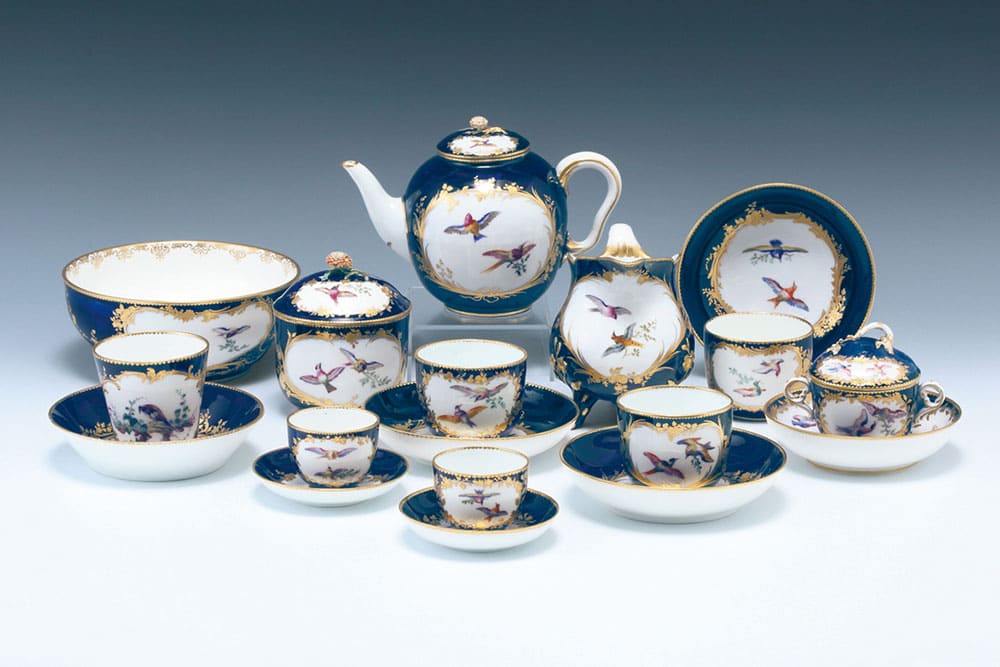 《瑠璃地色絵金彩鳥図ティーサーヴィス》　1754-59年　個人蔵