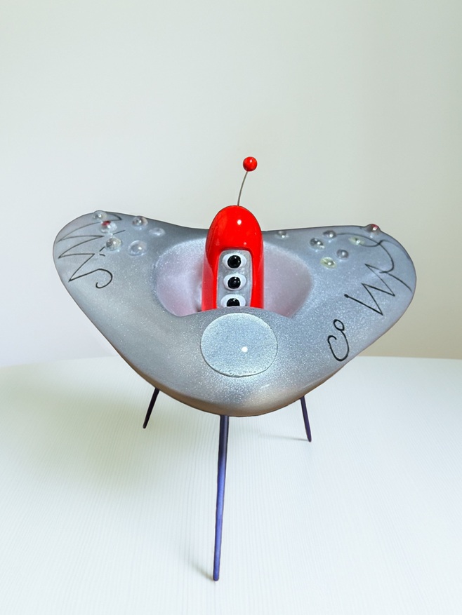 タイトル　：「Sirius 401」
素材・技法：ポリエステル樹脂、鉄、ウレタン塗料、アクリル塗料
サイズ　　：高さ27.2x幅27.2x奥行23cm