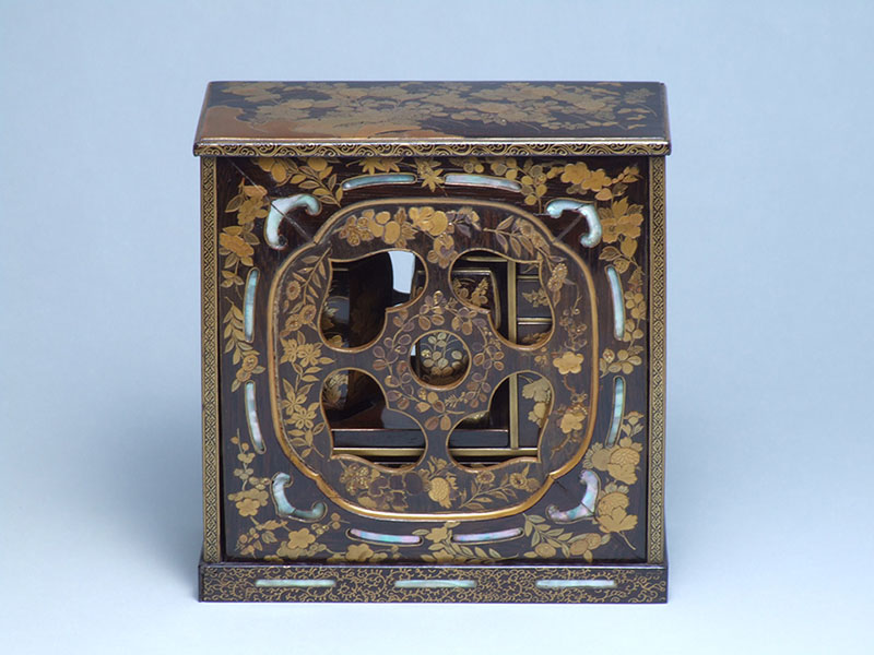 《草花蒔絵香箪笥》（制作年代不詳）