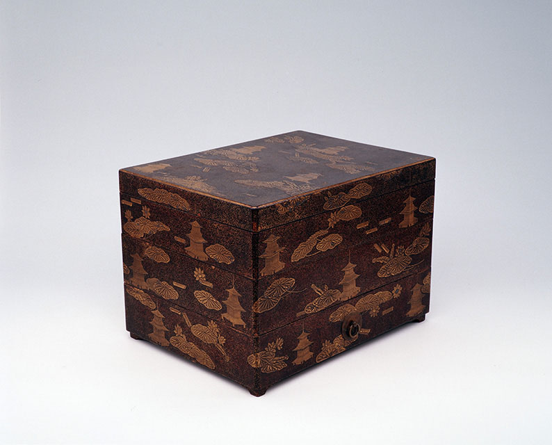 《蓮池多宝塔蒔絵経箱》室町時代 (15世紀)