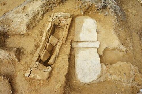 武雄市_向野山城跡・石棺出土状況