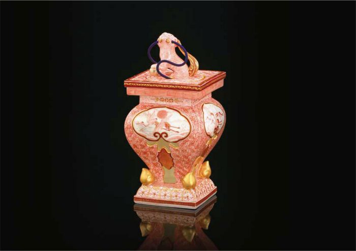 赤絵瑞烏図　獅子香炉　

幅10×奥行10×高さ21cm　