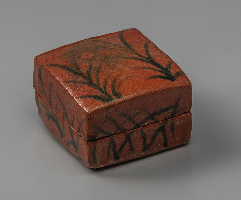 妙修 五代宗入・娘/六代左入・妻 父娘合作　草花絵赤樂四方香合　銘 貴妃　覚々斎 直書 如心斎・啐　斎・而妙斎　箱書付