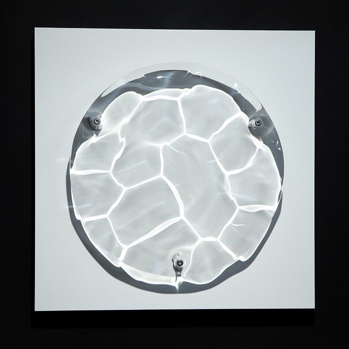 「Levitation prism」

H40×W40×D8cm

アクリル、特殊フィルム、MDF板、金具

2025年