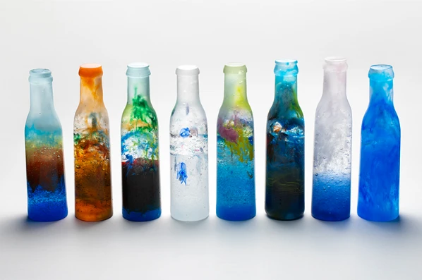 吉田延泰「空瓶 -sky bottle-」
（各直径4.5×高さ8cm）