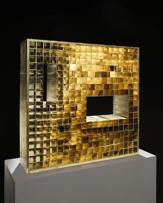 宮脇愛子 《作品》 1967年　真鍮　47.5×49.5×12.0cm　撮影：中川周