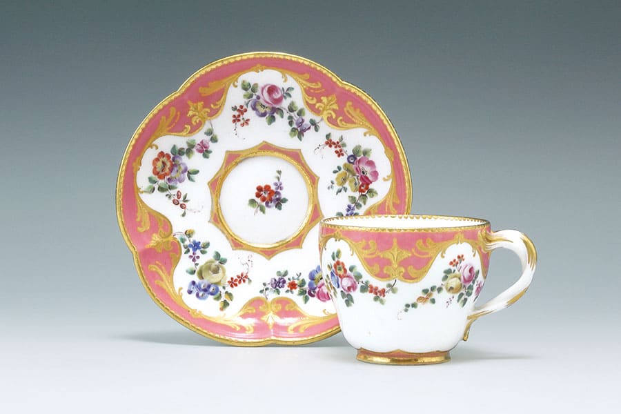 《淡紅地色絵金彩花文カップ＆ソーサ―》　1759年　個人蔵