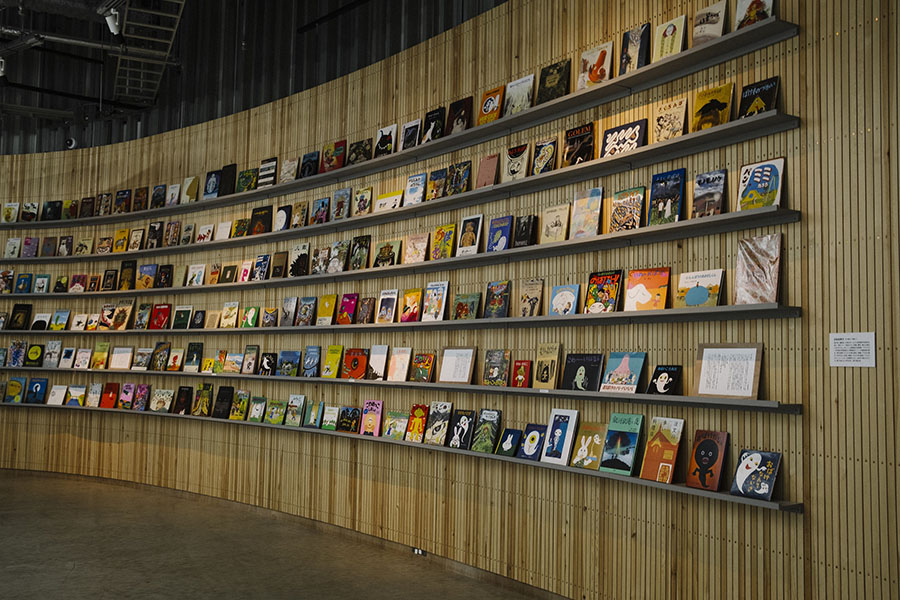 古今東西のオバケ絵本500冊　選・広松由希子（絵本家）
PLAY! MUSEUMでの展示風景（撮影：田附勝）