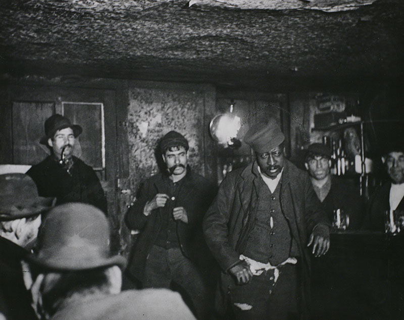 ジェイコブ・リース〈向こう半分の人々の暮らし〉1880-1889年　東京都写真美術館蔵