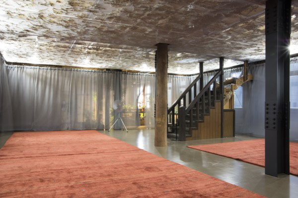 廣瀬智央《クールダウン》2021年（リボーンアートフェスティバルでのインスタレーション風景）ペルシャンギャッベ、ミント、寒冷紗　Photo: Tartaruga　© Satoshi Hirose, 2025