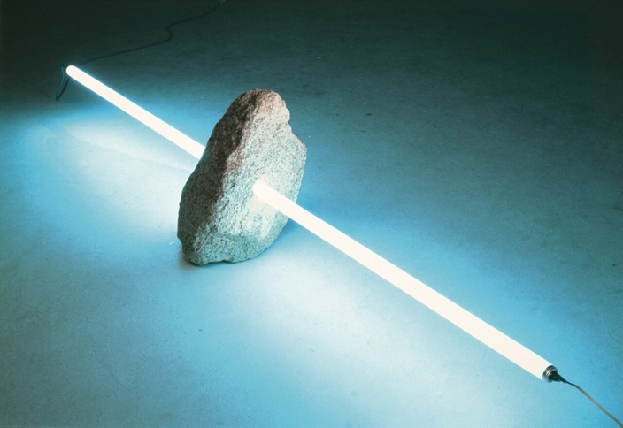 河口龍夫《石と光》1971/1989年　千葉市美術館蔵　撮影：齋藤さだむ