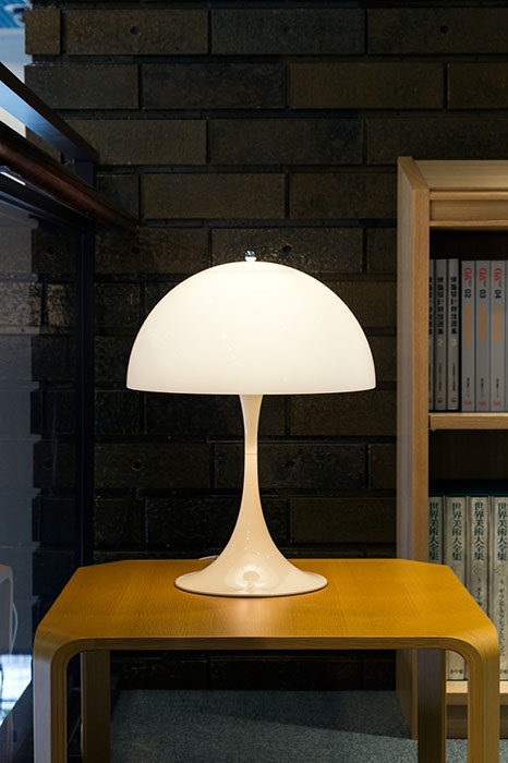 ヴァーナー・パントン《「パンテラ」ランプ》1971年（オリジナル）、撮影：今井智己 新潟市美術館蔵