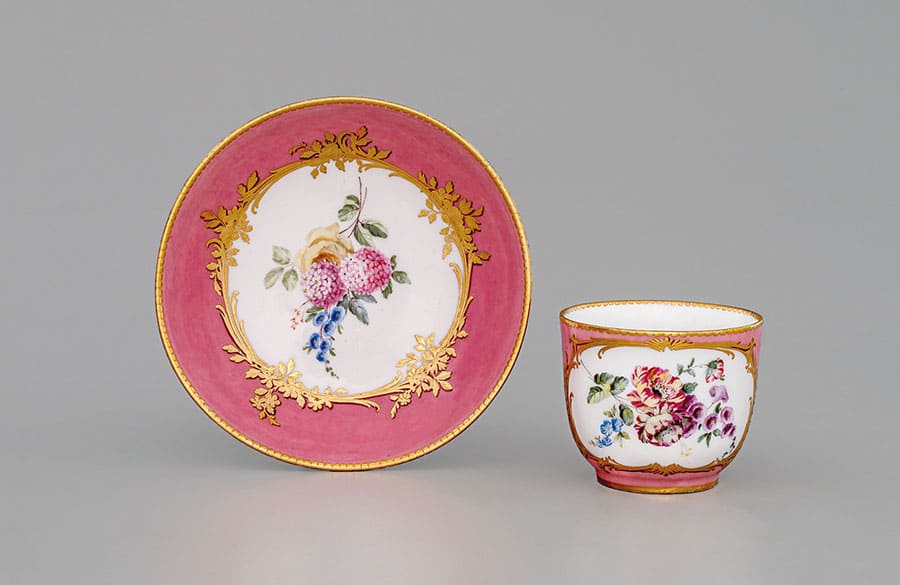 《淡紅地色絵金彩花文カップ＆ソーサ―》　1761年　町田市立博物館蔵（河原勝洋コレクション）