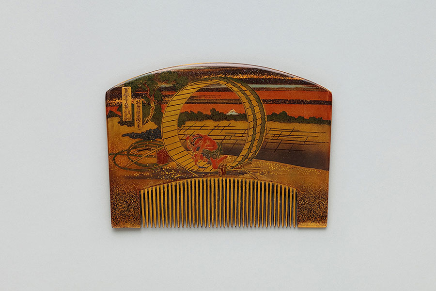 《北斎「富嶽三十六景」写し蒔絵櫛》 銘「巨満遠舟写」 澤乃井櫛かんざしコレクション