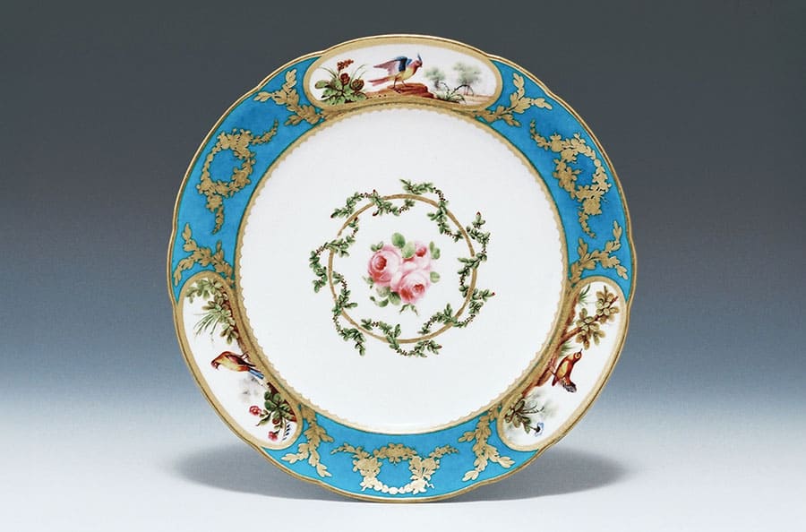 《青地色絵金彩鳥図皿》　1770年　個人蔵