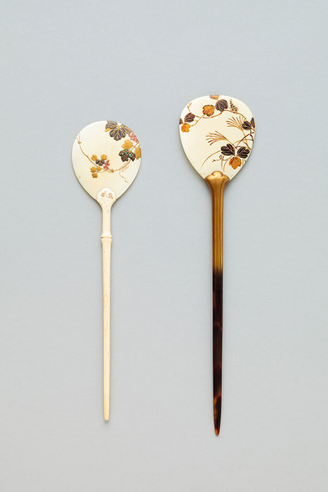 右《葛芒蒔絵団扇形象牙簪》 銘「春眠」 左《葛蒔絵団扇形象牙簪》 ともに澤乃井櫛かんざしコレクション
