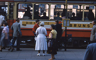 藤田嗣治《市街 バスの前の人々》1955年　東京藝術大学 蔵