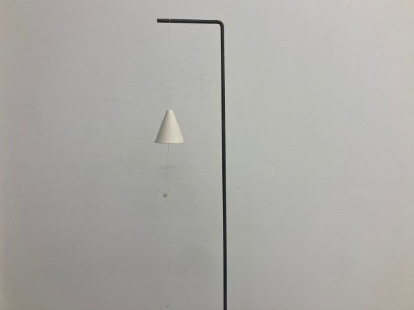 渡辺泰幸＋渡辺さよ《繋ぐ音》2025年　陶、支柱