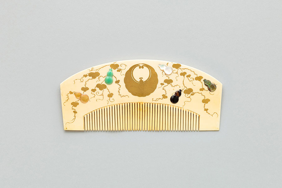 《蝶紋瓢簞蒔絵嵌装象牙櫛》 澤乃井櫛かんざしコレクション