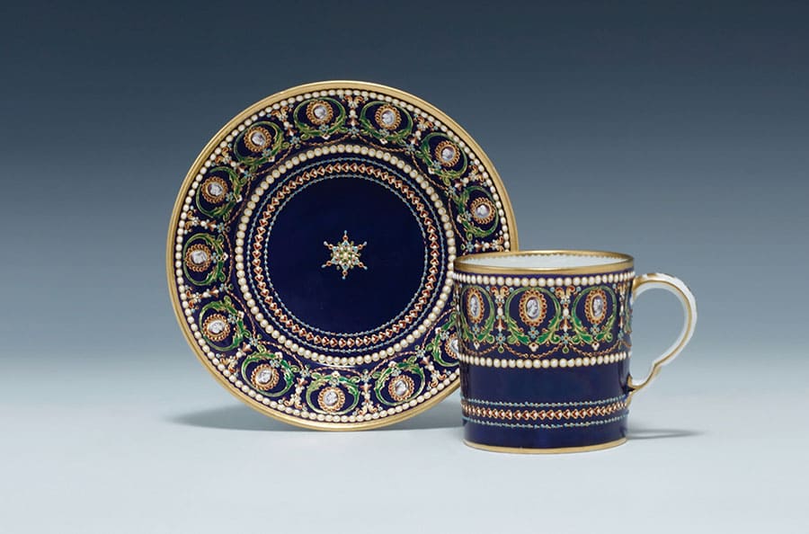 《藍地金彩七宝飾カメオ文カップ＆ソーサー》　1784年　個人蔵