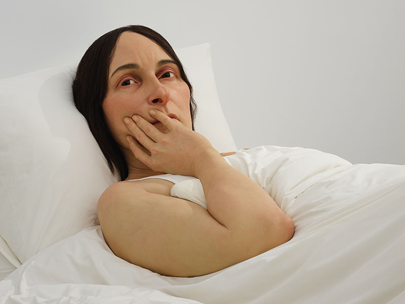 ロン・ミュエク《イン・ベッド》2005年　ミクストメディア　162×650×395cm 所蔵：カルティエ現代美術財団　展示風景：「ロン・ミュエク」韓国国立現代美術館ソウル館 2025年　撮影：ナム・キヨン　画像提供：カルティエ現代美術財団、韓国国立現代美術館