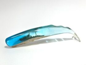 「帰港【マッコウクジラ】S_１」　 エポキシ樹脂、砂、プラモデル 21 × 4 × 6 cm