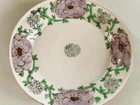 タイトル：オーバル盛皿「ラナンキュラス花唐草もよう」 技法素材：磁器・ガラスの絵具、ロクロ制作・型打ち制作・上絵 サイズ　：約縦25.5×横27×高さ4.8cm