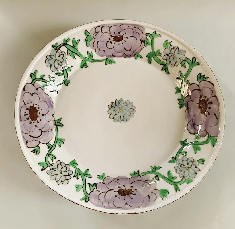 タイトル：オーバル盛皿「ラナンキュラス花唐草もよう」 技法素材：磁器・ガラスの絵具、ロクロ制作・型打ち制作・上絵 サイズ　：約縦25.5×横27×高さ4.8cm