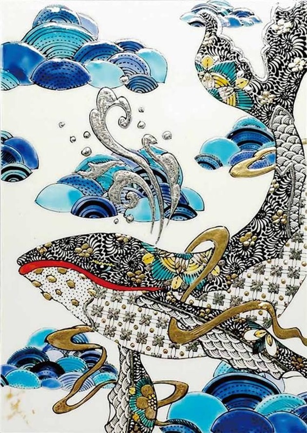 線描色絵金彩陶額九谷焼「クジラ」　縦25×横18cm